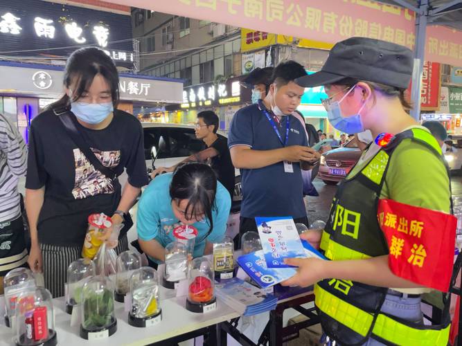 警民联手 群防群治秀隆商业街夜市